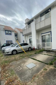 横浜市泉区下飯田町のアパートの駐車場
