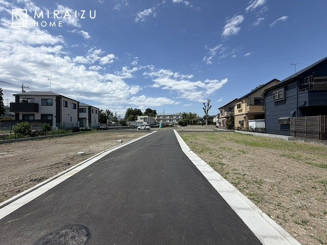 【周辺】 | 通勤や家族の送迎など、毎日の生活にマイカーが欠かせない方にとって駐車場は大事な条件。敷地内にカースペースがあれば、お出かけやお買い物の際の搬入出も楽々です。