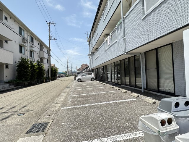 ルミエール高そねの駐車場