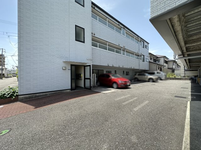 ルミエール高そねの駐車場