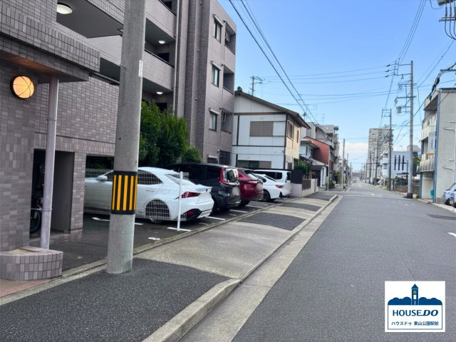 ペット可！駅近！R8,3月リノベーション済！メイツ瑞穂公園の駐車場|敷地内平面駐車場の様子