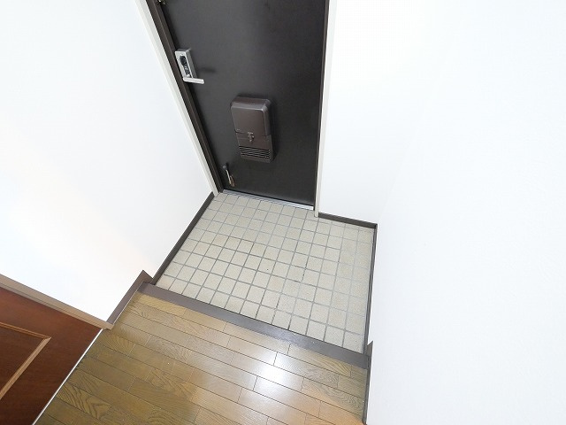ヴェルナール学園前　C棟の玄関|落ち着いた玄関です