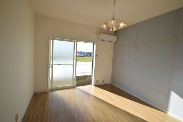 コーポ嵐川の洋室|明るい室内です