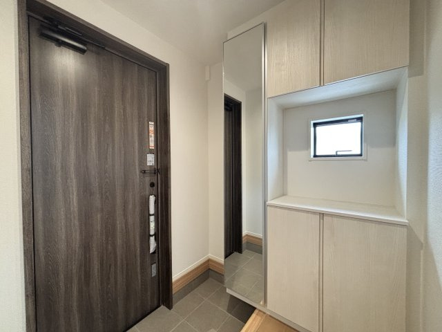 MIRASUMO名東区猪子石12104②｜名古屋市の戸建ならホームアップの玄関|大容量のシューズボックスで、散らかりがちな玄関もスッキリ。