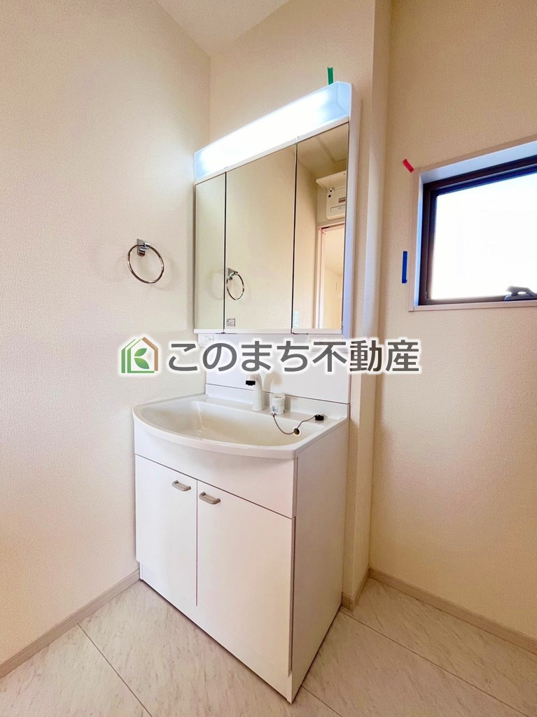 LiveleGarden.S下野市上大領の洗面所|同社施工物件の写真です。※建具やフローリング、その他仕様が違う場合がございます。シャンプードレッサーで朝の身支度♪伸びるホースでお掃除も簡単清潔です！