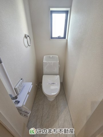 LiveleGarden.S下野市上大領のトイレ|小窓から換気ができて清潔なトイレスペース☆