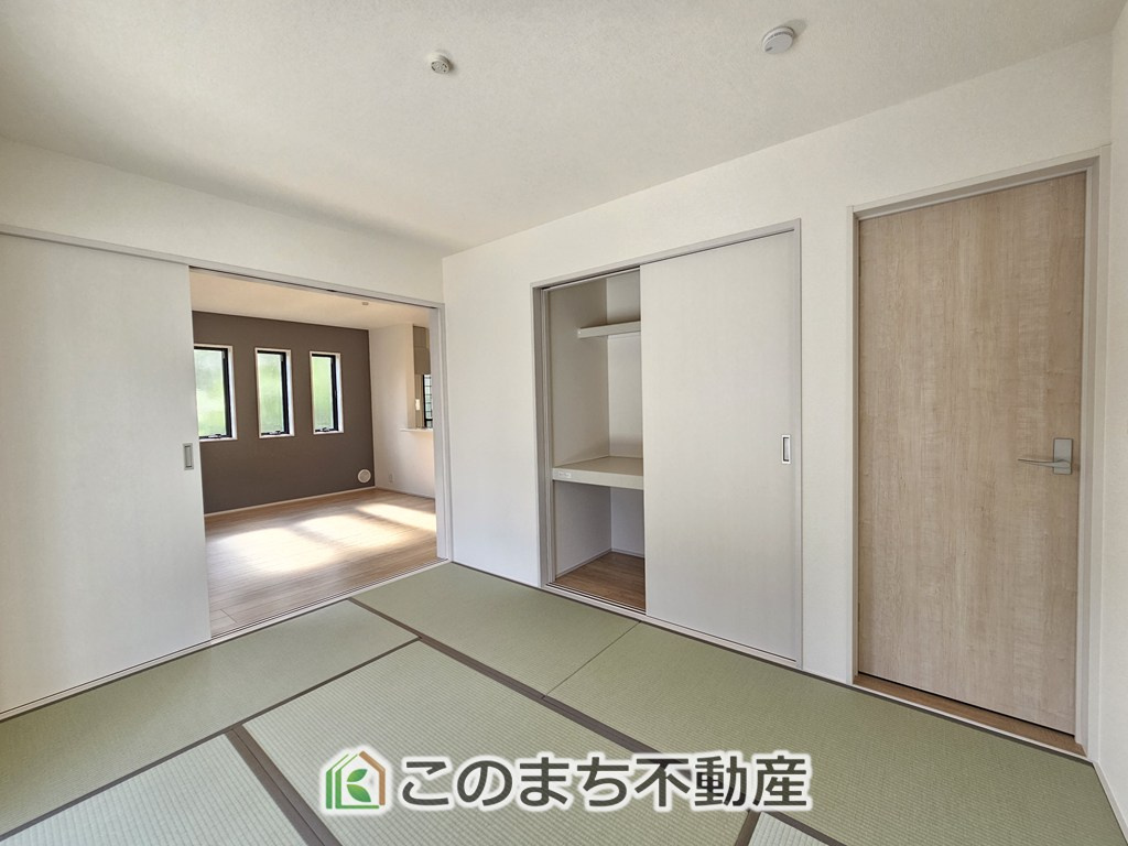 LiveleGarden.S下野市上大領の和室|お子様のお昼寝にも便利な和室です。大きな窓から暖かな日差しが差し込みます♪