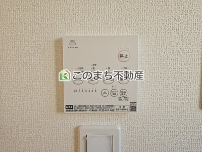 【設備】 | LiveleGarden.S下野市上大領　7号棟 | 雨の日や湿気の多い梅雨時期など、洗濯物が乾き難い時期に重宝する浴室換気乾燥機。乾燥機能だけではなく、冬場の浴室内の寒暖差を緩和する暖房機能も標準装備。ヒートショック対策に一役買います。