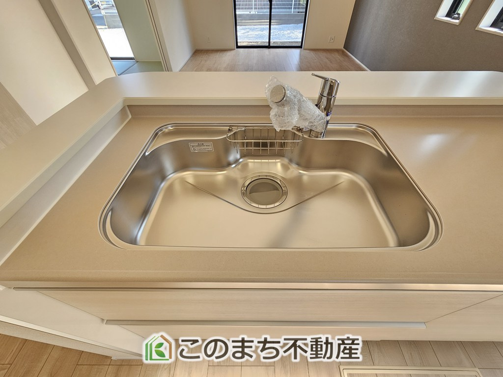 LiveleGarden.S下野市上大領のキッチン|同社施工物件の写真です。※建具やフローリング、その他仕様が違う場合がございます。