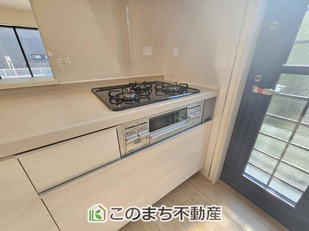 LiveleGarden.S下野市上大領のキッチン|三ツ口コンロ採用で、同時調理もスムーズ◎！お料理を並べられるカウンター付きで、配膳・片付けをサポート！リビングで過ごすご家族とコミュニケーションを楽しみながら作業可能です♪