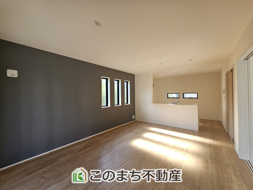 LiveleGarden.S下野市上大領の居間・リビング|開放感のある広々としたリビング☆家族みんなでゆったりくつろげます♪
南側から暖かな日差しが差し込みます♪キッチンからリビングの様子がよく見渡せます☆