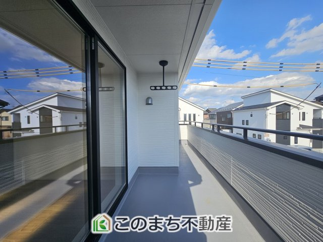 LiveleGarden.S下野市上大領のバルコニー|南向きの大型バルコニーは陽当り良好で、たっぷりのお洗濯物もよく乾きます！