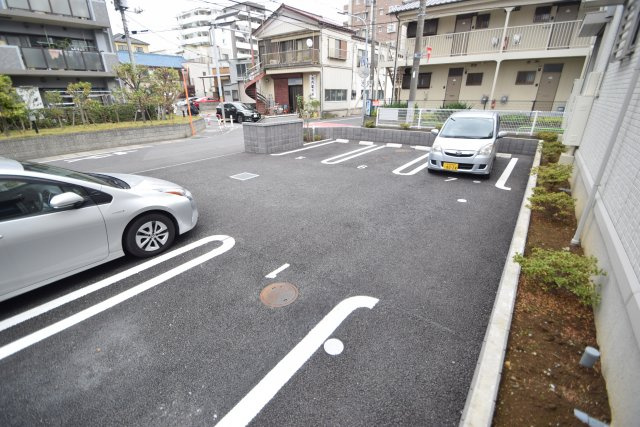 リビングＮＫ原木中山の駐車場|駐車場があるので、車を買う予定の方も安心です