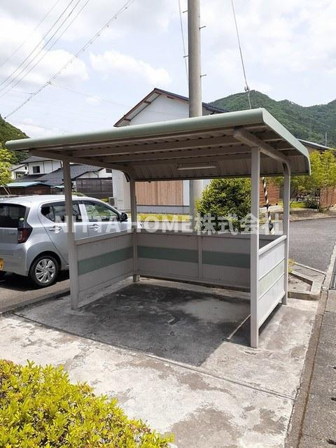 ホワイト　ピジョンのその他共用部分|屋根付きの駐輪場もあります＊