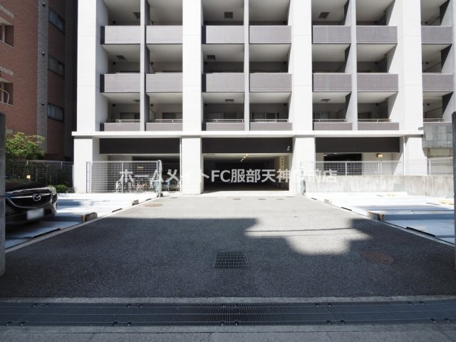 プラウドフラット新大阪の駐車場