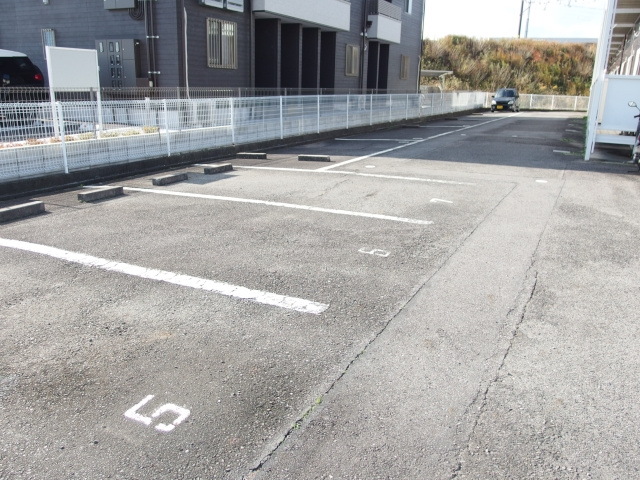 コンフォール北野の駐車場