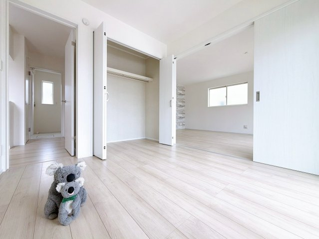【洋室】 | 高崎市片岡町2丁目　新築住宅 | 窓からそそがれる暖かみのある明るい空間。広々としたプライベート空間で自分の時間を楽しめます。フローリング仕様で普段のお掃除も楽々です。