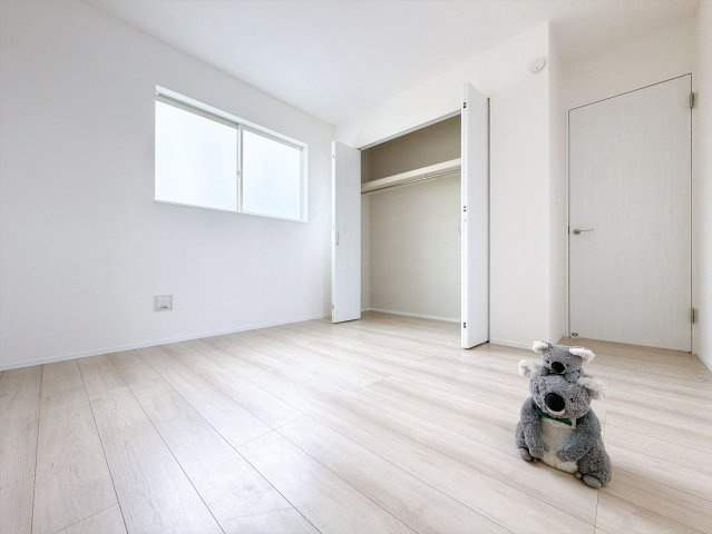【洋室】 | 高崎市片岡町2丁目　新築住宅 | さまざまにカスタマイズしていただけるシンプルなデザインの内装。ご自身で素敵な空間を創り上げられます。