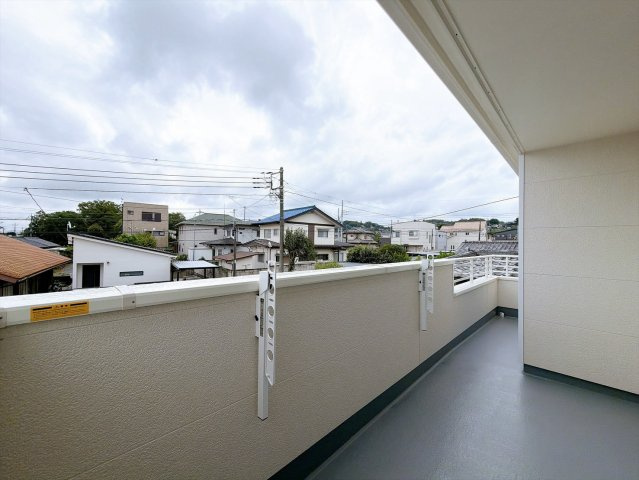 【バルコニー】 | 高崎市片岡町2丁目　新築住宅 | 日当たりの良いバルコニーで毎日の暮らしに明るさとゆとりを。洗濯物もよく乾き、季節の移ろいを感じながら過ごせます。