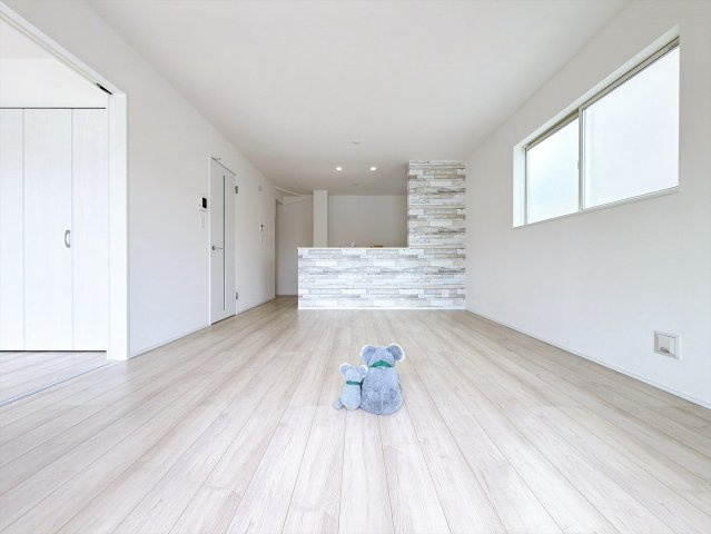 【居間・リビング】 | 高崎市片岡町2丁目　新築住宅 | 気がづけば家族が集まって楽しい会話と食事が始まる。皆で笑って過ごす幸せ溢れるリビング。