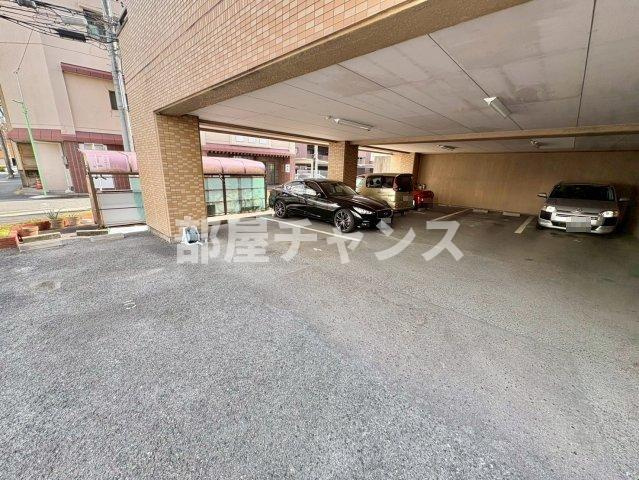 サンシャイン福成の駐車場