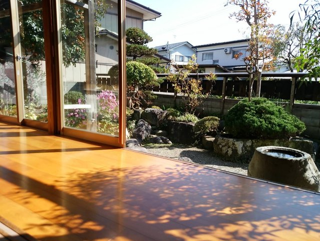 米沢市城西４丁目　二階建て中古住宅のその他|縁側からの景色