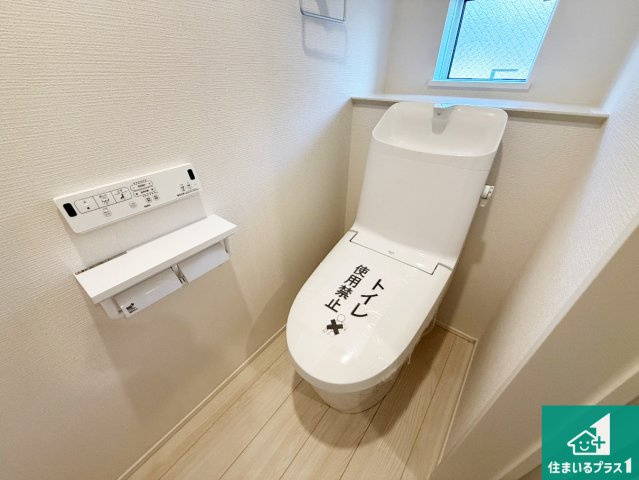 24(土)25(日)現地説明会！◆大阪狭山市茱萸木　第1期　新築一戸建てのトイレ|1・2階の2ヶ所にあるので、朝の忙しい時間の順番待ちもなく、深夜の利用にも大変便利です。