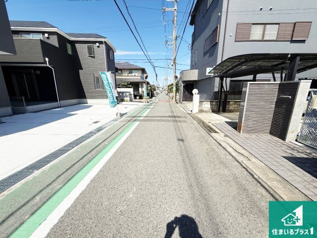 17(土)18(日)現地説明会！◆大阪狭山市茱萸木　第1期　新築一戸建ての前面道路含む現地写真|周辺は閑静な住宅街！前面道路広々で車の出し入れも便利です。駐車が苦手な方でも安心して車庫入れできます！