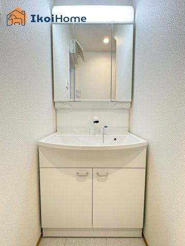 明石市魚住町西岡　全1棟　新築戸建の洗面所|【ホームページに現地動画掲載中】●年中無休：当日予約可●洗面台はお化粧をする時に便利な３面鏡。