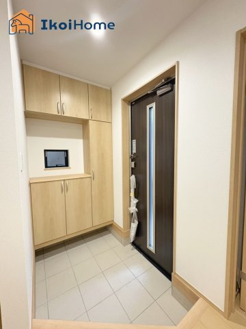 明石市魚住町西岡　全1棟　新築戸建の玄関|【ホームページに現地動画掲載中】●年中無休：当日予約可●コの字型の大型靴箱がございます！