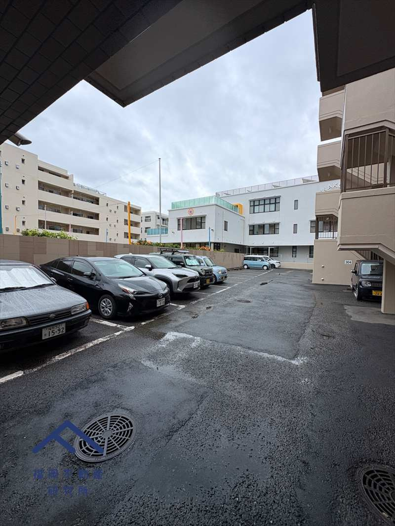 エバーライフ生の松原の駐車場