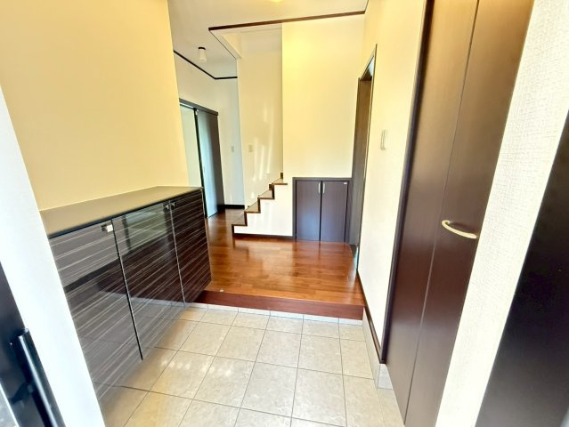 泉佐野市中庄　中古戸建の玄関