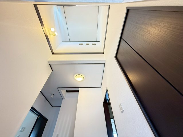 泉佐野市中庄　中古戸建の玄関|吹抜け