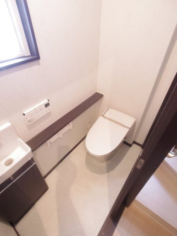 本町２丁目戸建のトイレ