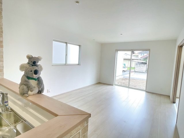 【居間・リビング】 | 高崎市片岡町2丁目　新築住宅 | 窓を開けるとスッーと爽やかな風を感じるリビング。家族の笑顔が集まる幸せな空間。