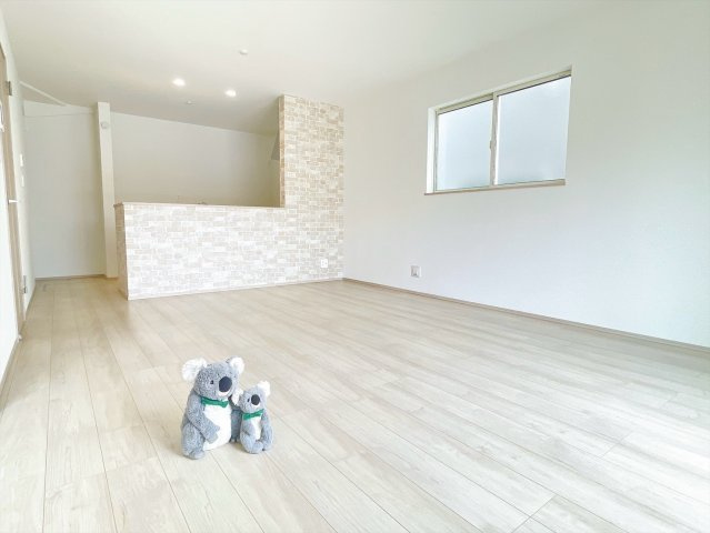 【居間・リビング】 | 高崎市片岡町2丁目　新築住宅 | 開放感あふれるリビング・ダイニングは、光と風を感じながら過ごせる心地よい空間。インテリアの映える落ち着いたデザインで、ゆとりある毎日を演出します。	