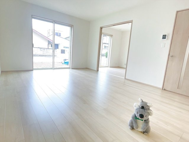【居間・リビング】 | 高崎市片岡町2丁目　新築住宅 | 気がづけば家族が集まって楽しい会話と食事が始まる。皆で笑って過ごす幸せ溢れるリビング。																
																
