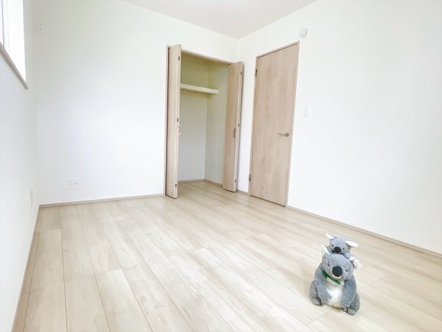 【洋室】 | 高崎市片岡町2丁目　新築住宅 | 清潔感ある壁紙と温もり溢れる床材が調和した洋室。毎日の生活を少しでも快適に過ごして頂ける様、飽きの来ない雰囲気がたまりません。		