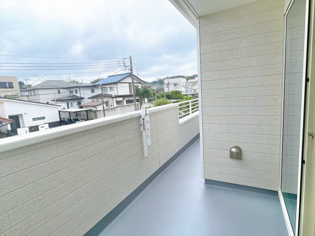 【バルコニー】 | 高崎市片岡町2丁目　新築住宅 | 日当たりの良いバルコニーで毎日の暮らしに明るさとゆとりを。洗濯物もよく乾き、季節の移ろいを感じながら過ごせます。	