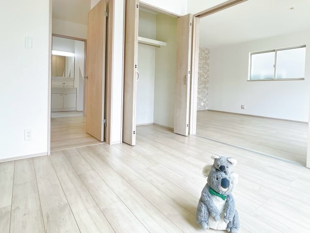 【洋室】 | 高崎市片岡町2丁目　新築住宅 | 窓からそそがれる暖かみのある明るい空間。広々としたプライベート空間で自分の時間を楽しめます。フローリング仕様で普段のお掃除も楽々です。	