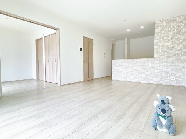 【居間・リビング】 | 高崎市片岡町2丁目　新築住宅 | 窓から差し込む陽光がリビングでくつろぐ家族を暖かく包み込みます。光溢れる空間で子育てする喜び。生活の中心となるLDKで贅沢な時間を家族とお過ごしください。	