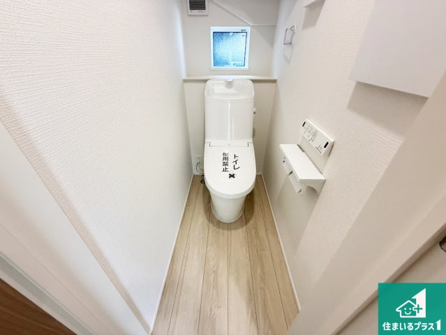 大阪狭山市茱萸木　第1期　新築一戸建てのトイレ|1・2階の2ヶ所にあるので、朝の忙しい時間の順番待ちもなく、深夜の利用にも大変便利です。