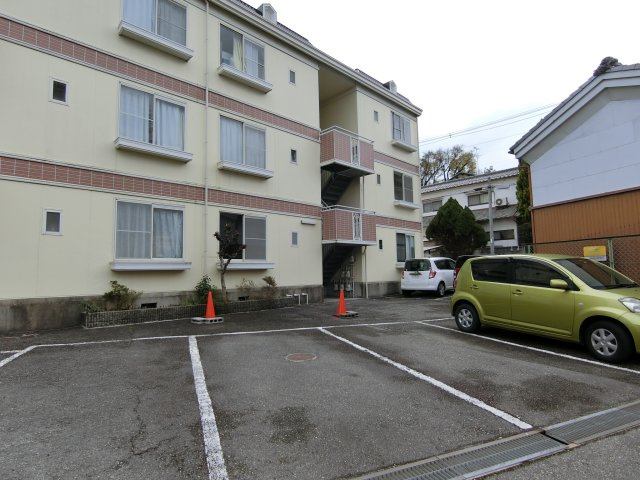 サンハイツ千原の駐車場