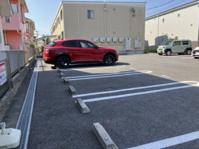 クリスタルレオの駐車場