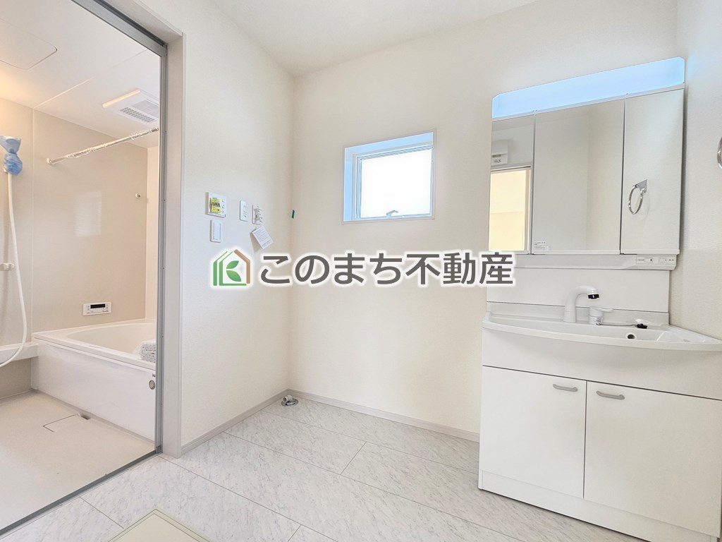 LiveleGarden.S下野市上大領の洗面所|同社施工物件の写真です。※建具やフローリング、その他仕様が違う場合がございます。シャンプードレッサーで朝の身支度♪伸びるホースでお掃除も簡単清潔です！
