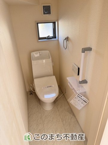 LiveleGarden.S下野市上大領のトイレ|小窓から換気ができて清潔なトイレスペース☆
