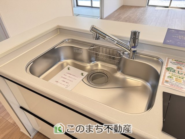 LiveleGarden.S下野市上大領のキッチン|ビルトイン型浄水器を内蔵したキッチン水栓。お米を研いだり、野菜を洗ったりするときなど用途に応じてワンタッチで浄水に切り替えが可能です。カートリッジ式なので、フィルターを簡単に交換する事が出来ます。