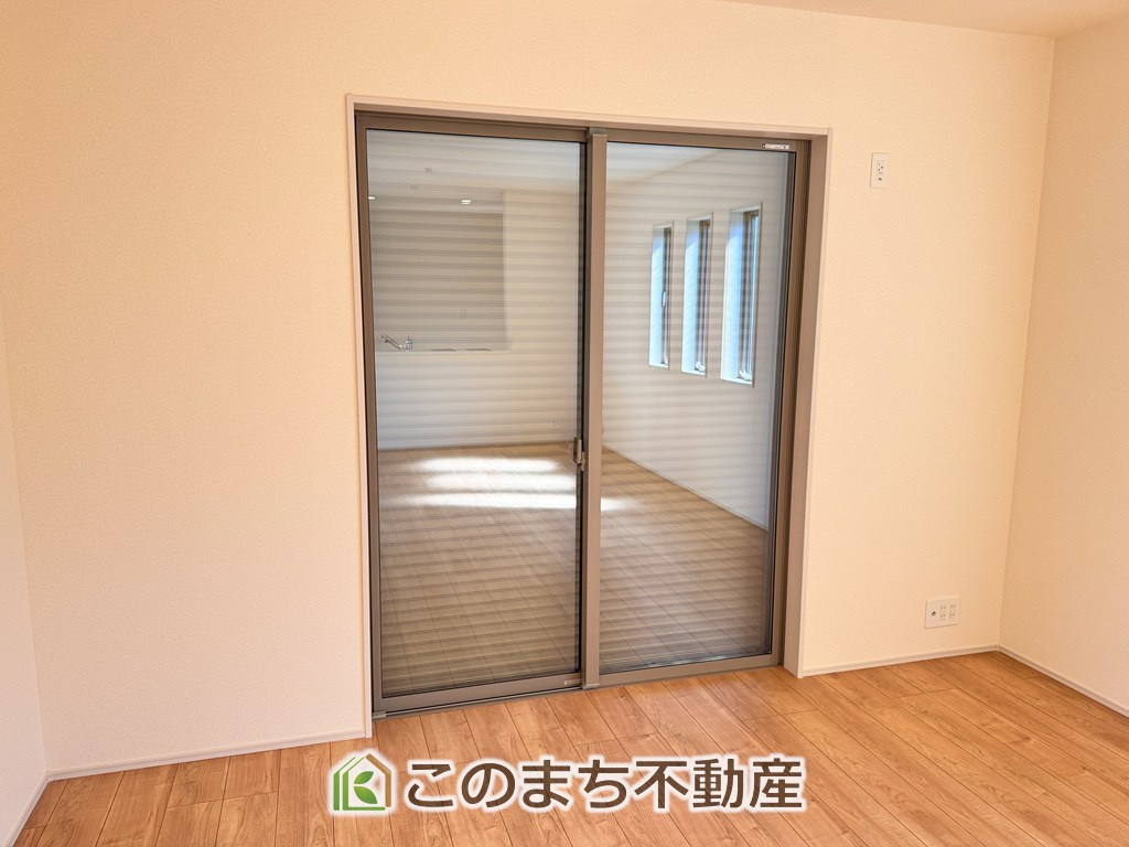 LiveleGarden.S下野市上大領の内装|1階掃出し窓はシャッター雨戸で防犯性アップ♪