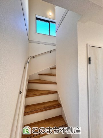 LiveleGarden.S下野市上大領の内装|手すり付きで小さなお子様にも安心の階段スペースです☆