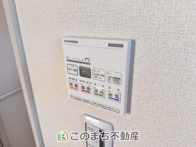 LiveleGarden.S下野市上大領の設備|雨の日や湿気の多い梅雨時期など、洗濯物が乾き難い時期に重宝する浴室換気乾燥機。乾燥機能だけではなく、冬場の浴室内の寒暖差を緩和する暖房機能も標準装備。ヒートショック対策に一役買います。